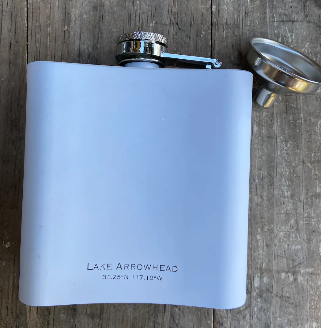 Lake Arrowhead eLAvation Map Hip Flask: matte white